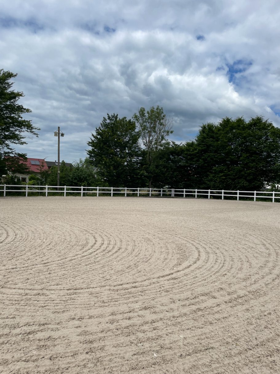 Unser toller Reitplatz - mit Flutlicht und Bewässerungssystem